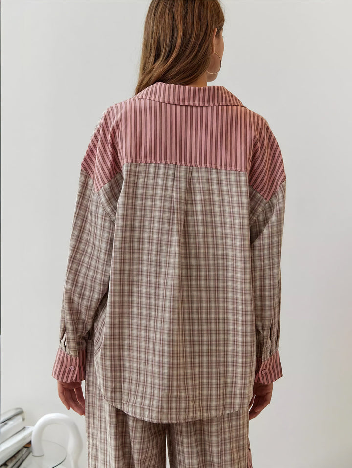 Rückenansicht des rosa-beige karierten Hemds mit rosa gestreifter Schulterpasse, Kragen und Manschetten, kombiniert mit passender Hose. 8