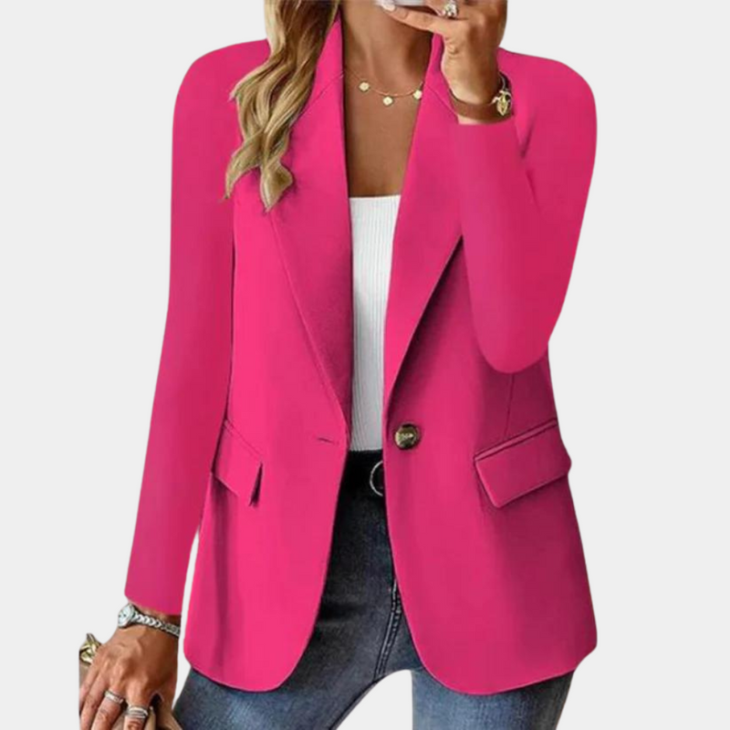 Frau in pinkem Blazer, weißem Top, Jeans; modische Damenbekleidung, eleganter Look.
