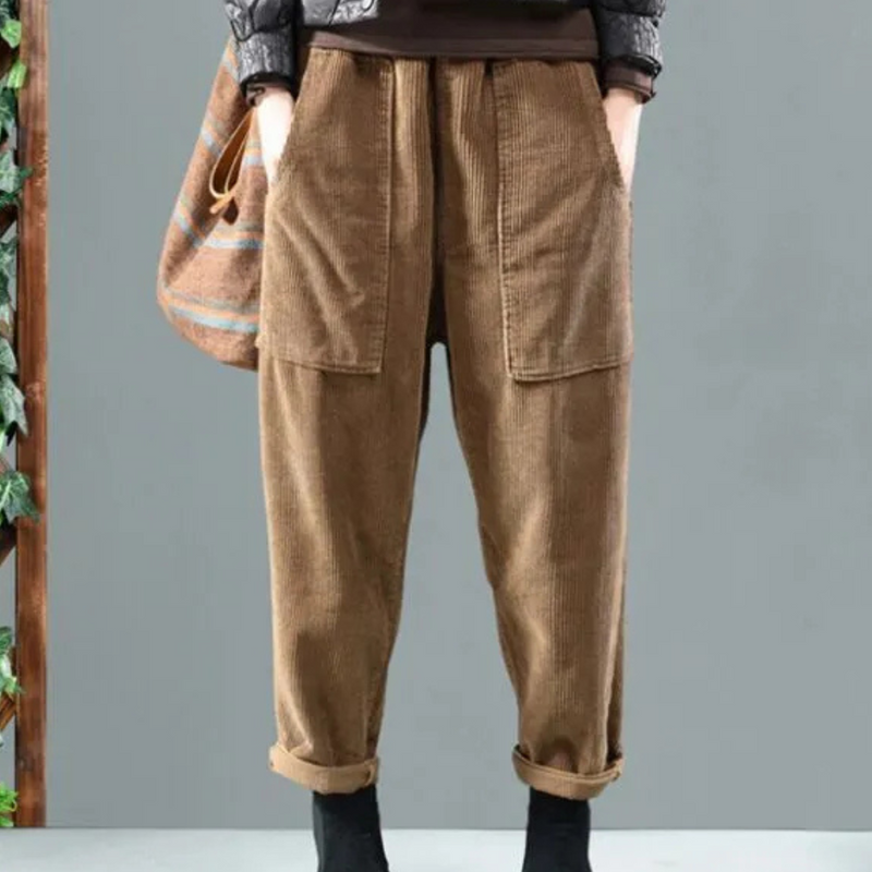 Braune Cordhose für Damen, lässig, mit großen Taschen, ideal für Herbstmode.