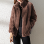 Damenjacke aus braunem Kunstfell, modisch, warm, Reißverschluss, Herbst-Winter-Bekleidung.