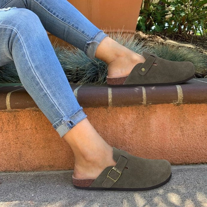 Damen Clogs aus Wildleder, olivgrün, mit Schnalle, bequem, lässig, ideal für den Alltag.