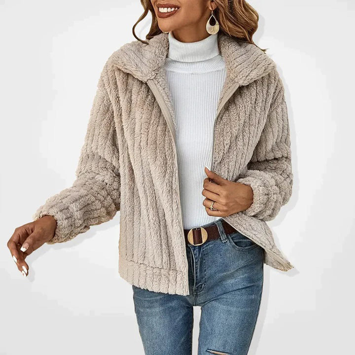 Damen Langfleeceweste beige, warm, modisch, Herbstmode, weiches Material, Freizeitkleidung.