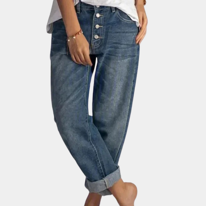 Frau in blauen Boyfriend-Jeans mit Knopfleiste, lässiger Stil, modische Damenbekleidung.