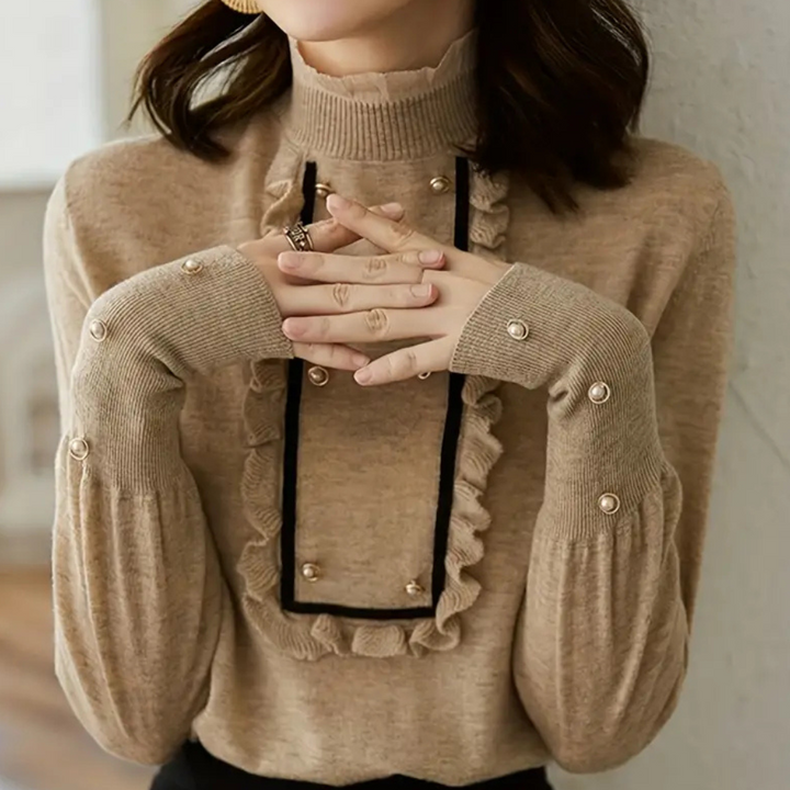 Damenpullover beige mit Rüschen und Perlen, elegantes Design, Herbstmode, Strickmode.