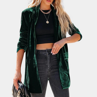 Dunkelgrüner Samtblazer für Damen, elegant, modisch, ideal für Herbstmode.