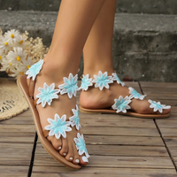 Damen Sandalen mit blauen und weißen Blumen, Sommermode, flache Sohle, Freizeitkleidung.