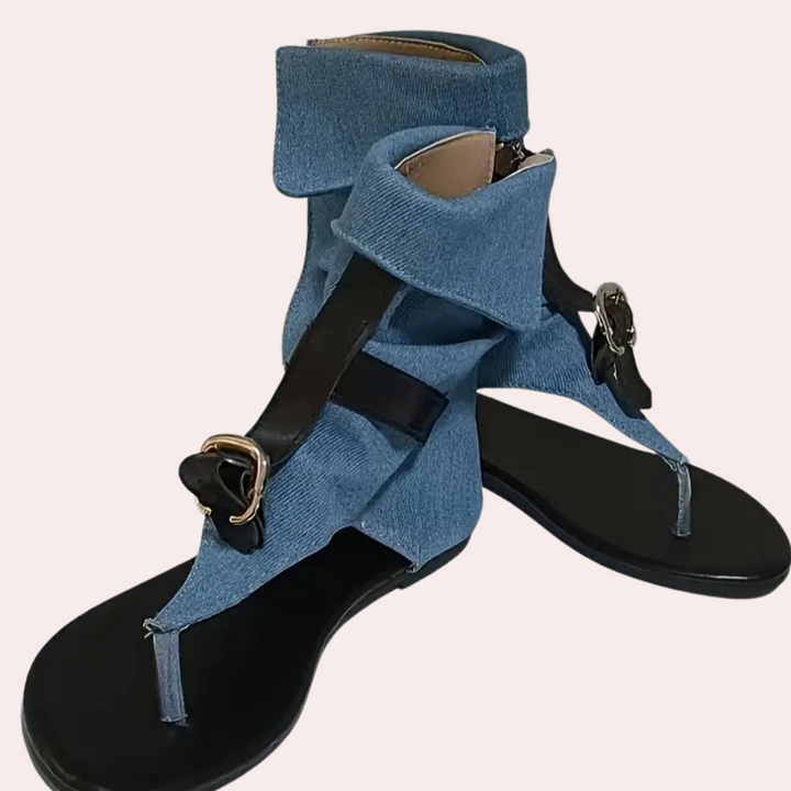 Blaue Jeans-Sandalen mit schwarzen Riemen und Schnallen, modische Damen-Sommerschuhe.