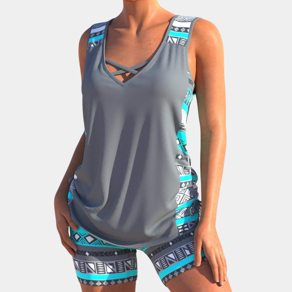 Frau in grauem Sporttop und gemusterten Shorts, Fitnessbekleidung, Sommermode.