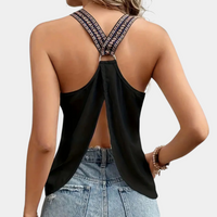 Frau in schwarzem ärmellosen Top mit Rückenausschnitt und Jeans, modisch, sommerlich.