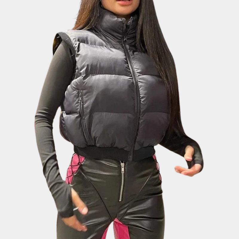 Frau in schwarzer Daunenweste, langärmliges Shirt, modische Kleidung, Wintermode.
