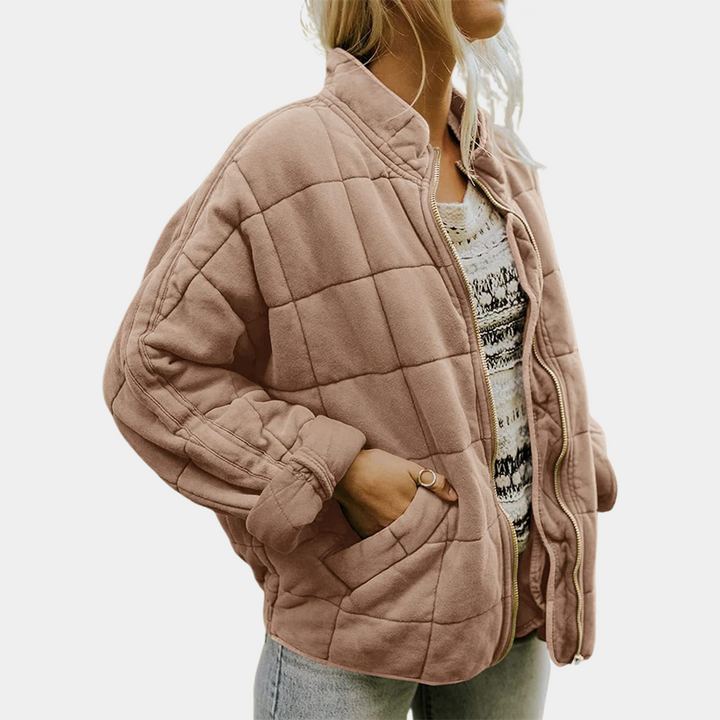 Frau in brauner Steppjacke, lässig, warm, modisch, Herbstkleidung, Damenmode, Reißverschluss.