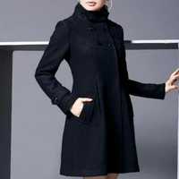 Schwarzer Damenmantel, elegantes Design, hoher Kragen, Knopfleiste, Herbstmode.