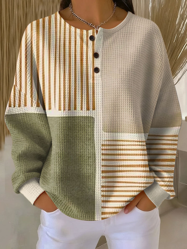 Waffelstrick-Pullover mit Knopfleiste, getragen zur weißen Hose: Patchwork aus grünen, beigen und orange gestreiften Feldern. 1