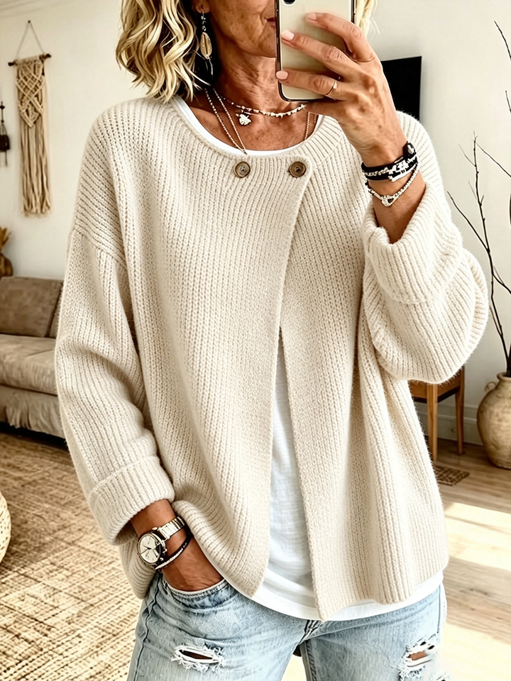 Strickjacke in hellem Creme, im Spiegelselfie mit zwei Knöpfen am Ausschnitt zu Jeans getragen 6
