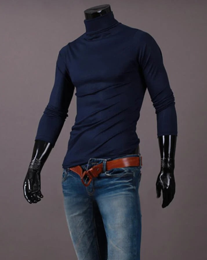 Dunkelblaues Shirt mit hohem Kragen an einer Schaufensterpuppe, kombiniert mit Jeans und braunem Gürtel 13