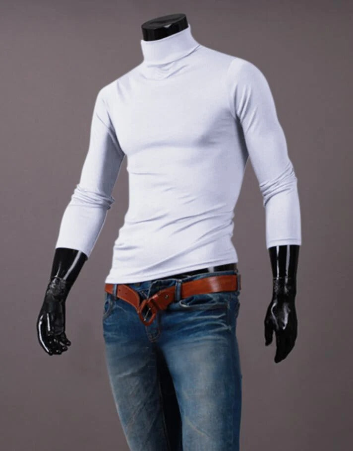 Weißes Shirt mit hohem Kragen an einer Schaufensterpuppe, kombiniert mit Jeans und braunem Gürtel 11