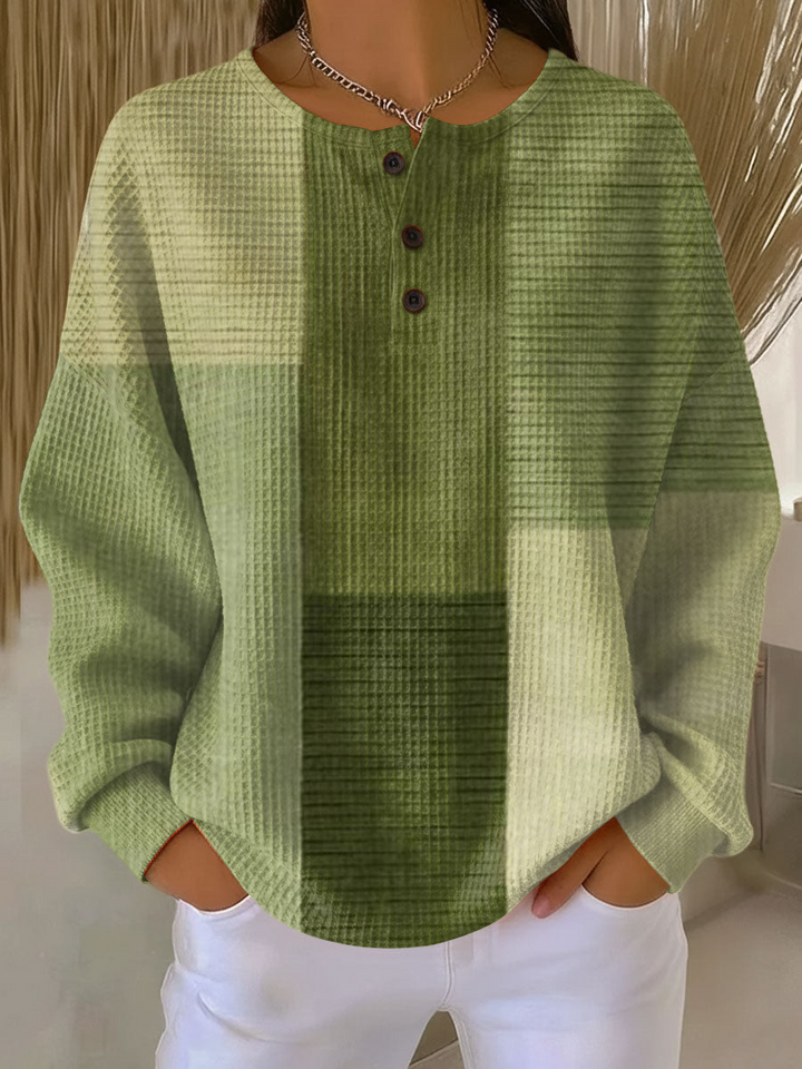 Getragener Waffelstrick-Pullover mit Knopfleiste in abgestuften Grüntönen mit großflächigem Blockmuster. 4