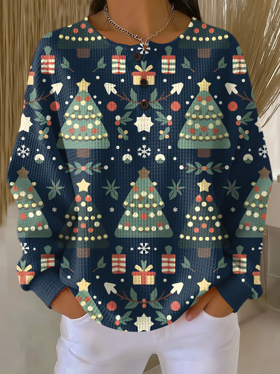 Pullover mit Knopfleiste auf marineblauem Grund, bedruckt mit Weihnachtsbäumen, Geschenken und Sternen. 8
