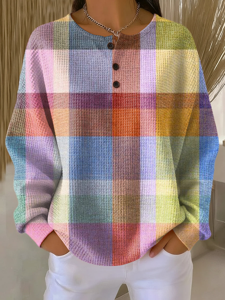 Getragener Waffelstrick-Pullover mit Knopfleiste und großem Karomuster in Pastellfarben von Rosa über Blau bis Gelb. 9