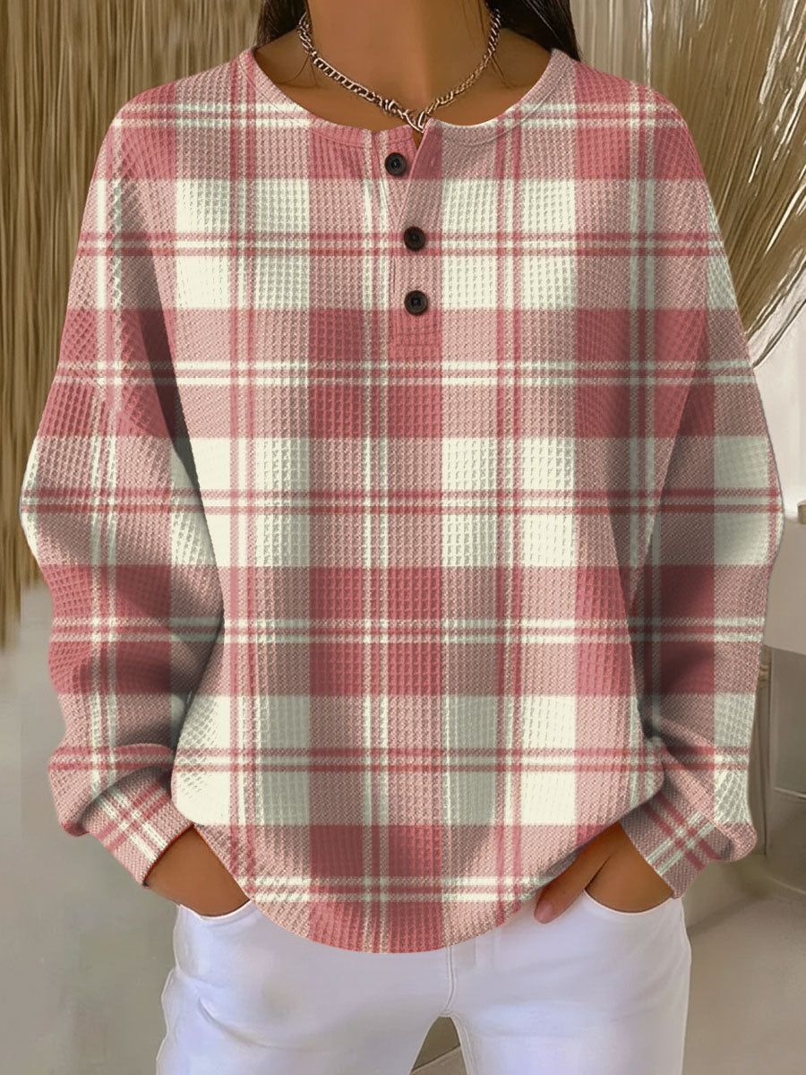 Getragener Pullover mit Knopfleiste im Karomuster aus Rosa und Creme. 15