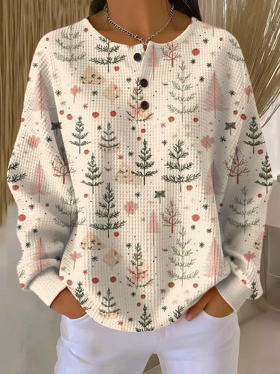Heller Waffelstrick-Pullover mit Knopfleiste und zartem Winterwald-Print aus grünen und rosa Bäumchen mit roten Beeren. 17