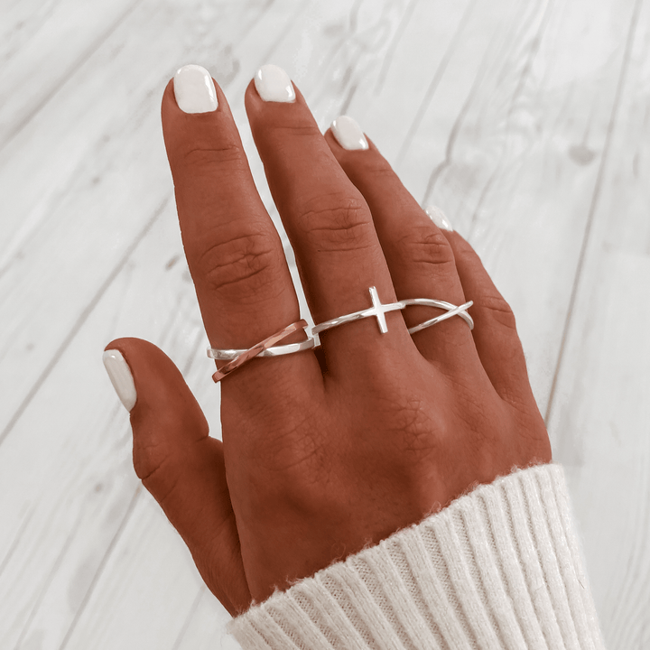 Stilfuld dobbeltkors-ring – Calindra