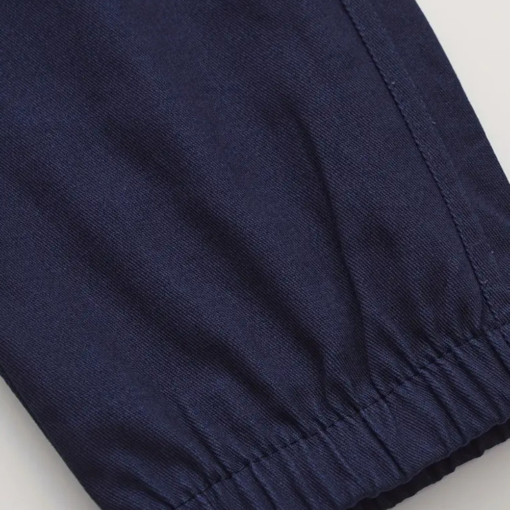 Dunkelblaue Jogginghose, Baumwolle, elastischer Bund, Freizeitkleidung, Herrenmode.