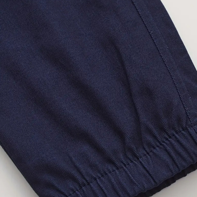 Dunkelblaue Jogginghose, Baumwolle, elastischer Bund, Freizeitkleidung, Herrenmode.