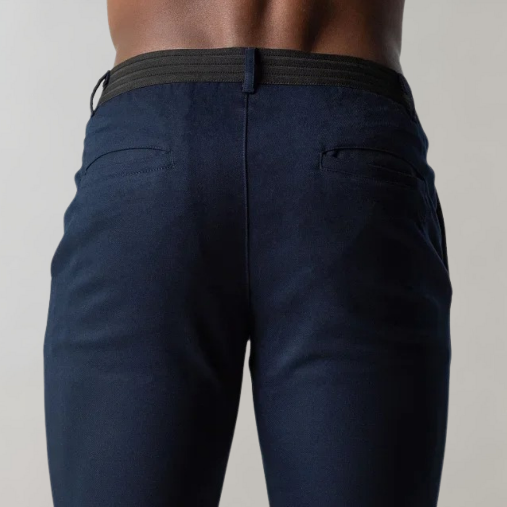 Dunkelblaue Herrenhose, eng anliegend, elastischer Bund, modisch, bequem, hochwertiger Stoff.
