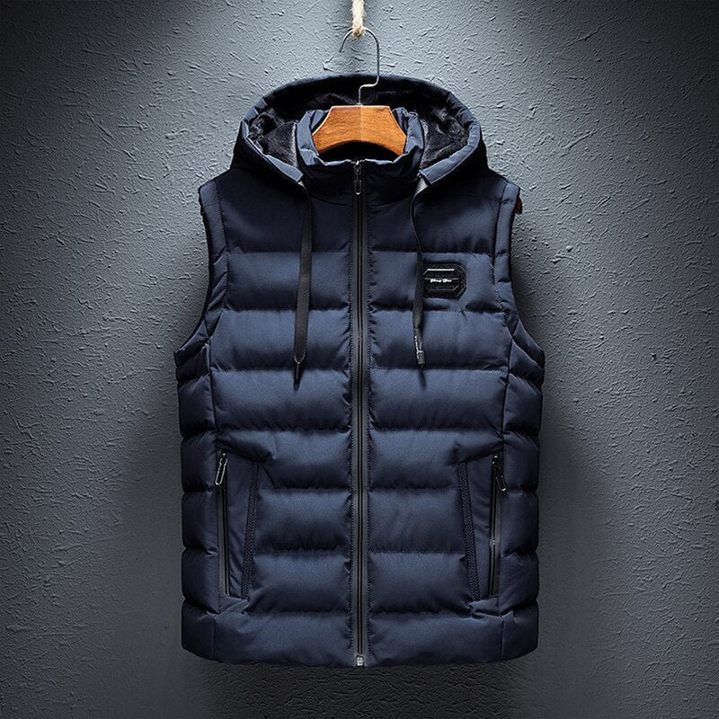 Dunkelblaue Steppweste mit Kapuze, Reißverschluss, Herrenmode, Winterbekleidung, warm.
