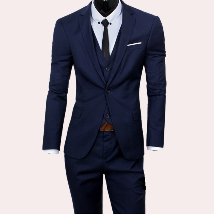 Dunkelblauer Herrenanzug mit Weste, Krawatte und Einstecktuch, elegantes Business-Outfit.