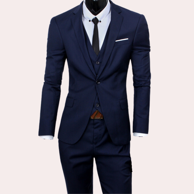 Dunkelblauer Herrenanzug mit Weste, Krawatte und Einstecktuch, elegantes Business-Outfit.