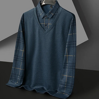 Dunkelblauer Herrenpullover mit V-Ausschnitt und karierten Ärmeln, elegant und modern.