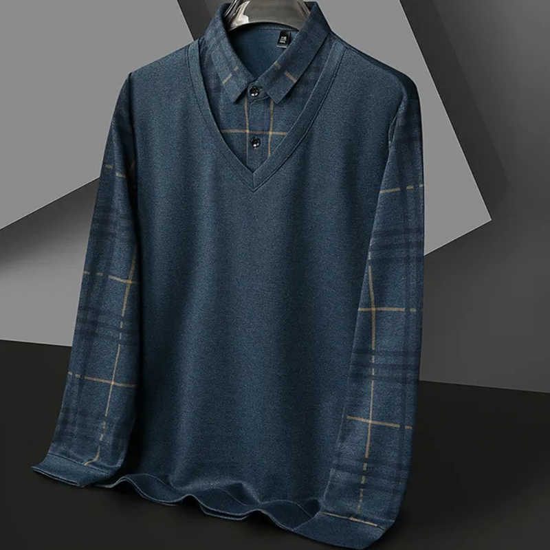 Dunkelblauer Herrenpullover mit V-Ausschnitt und karierten Ärmeln, elegant und modern.