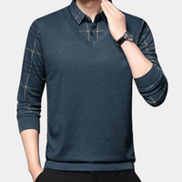 Dunkelblauer Herrenpullover mit V-Ausschnitt, kariertes Hemd, elegantes Design, Freizeitmode.