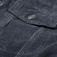 Dunkelblaues Cordhemd Detailansicht, Knopfverschluss, Herrenmode, Textur, Baumwolle.