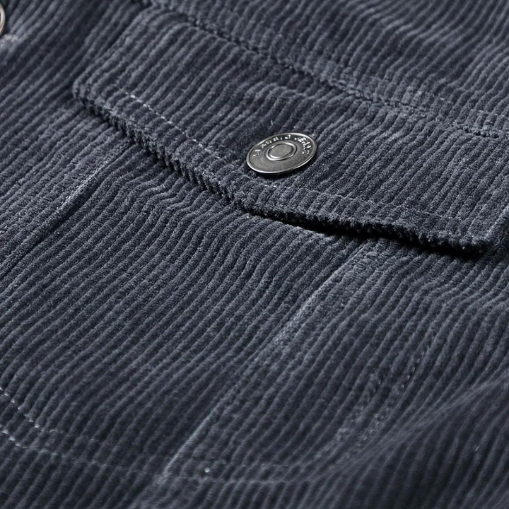 Dunkelblaues Cordhemd Detailansicht, Knopfverschluss, Herrenmode, Textur, Baumwolle.