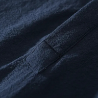 Dunkelblauer Stoff mit Textur, Detailansicht, hochwertige Baumwolle, Mode, Textildesign.
