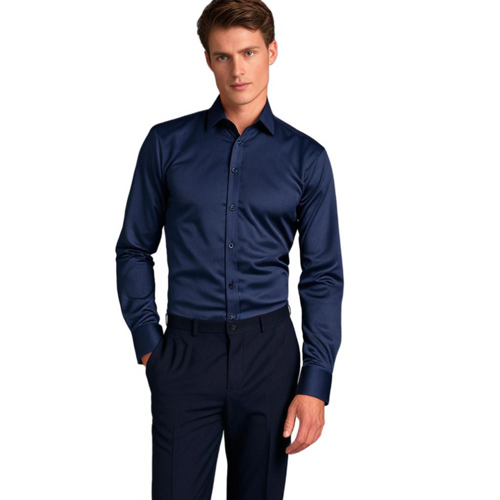 Mann in dunkelblauem Hemd, Business-Look, elegante Herrenmode, langärmlig, klassischer Stil.