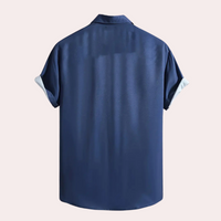 Dunkelblaues Herrenhemd aus Seide, kurzärmelig, Rückansicht, elegantes Design.