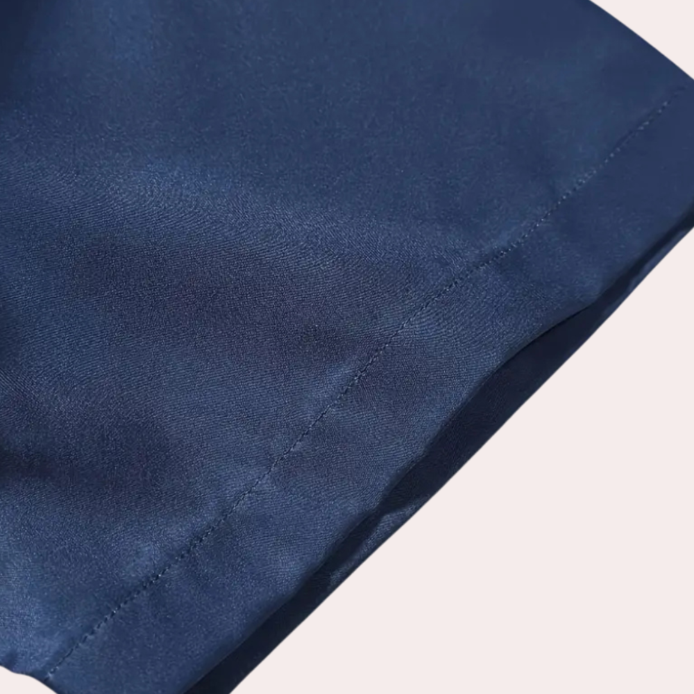 Dunkelblauer Satin-Stoff, Nahaufnahme, luxuriös, glänzend, Textilmaterial, Mode, Bekleidung.