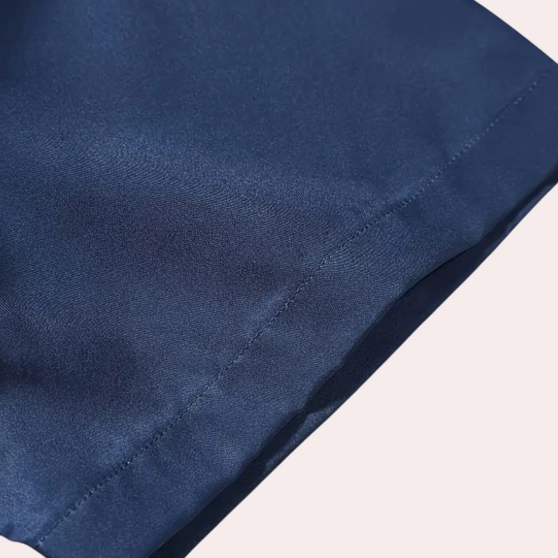 Dunkelblauer Satin-Stoff, Nahaufnahme, luxuriös, glänzend, Textilmaterial, Mode, Bekleidung.
