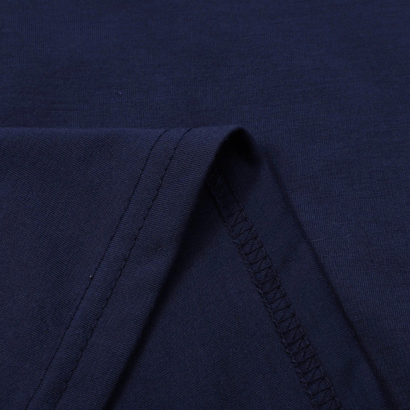 Dunkelblaues Baumwoll-T-Shirt, Nahaufnahme Stoffdetail, hochwertige Herrenmode.