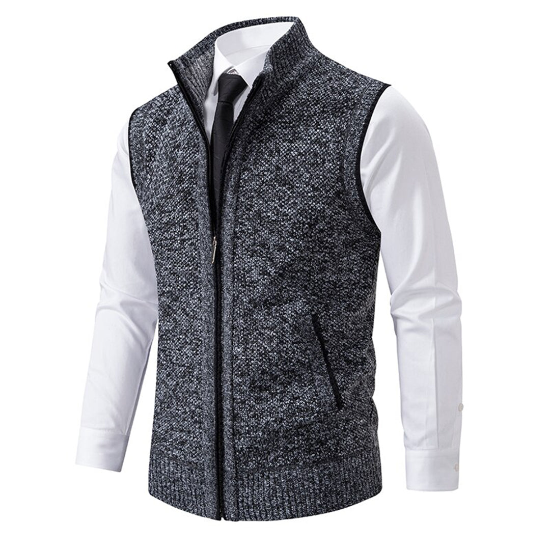 Dunkelgraue Herrenweste, Strick, Reißverschluss, über weißem Hemd, eleganter Look.