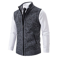 Dunkelgraue Herrenweste, Strick, Reißverschluss, über weißem Hemd, eleganter Look.
