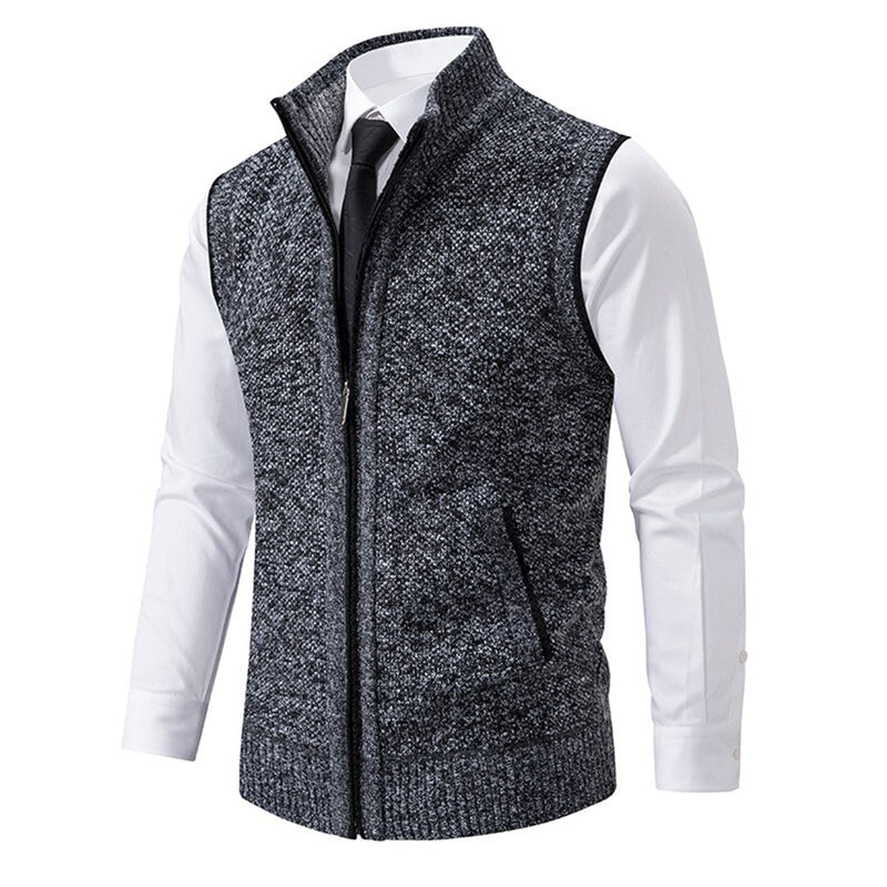 Dunkelgraue Herrenweste, Strick, Reißverschluss, über weißem Hemd, eleganter Look.