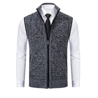Dunkelgraue Strickweste mit Reißverschluss, Herrenmode, eleganter Stil, über Hemd und Krawatte.