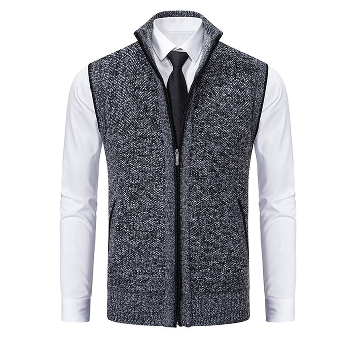 Dunkelgraue Strickweste mit Reißverschluss, Herrenmode, eleganter Stil, über Hemd und Krawatte.