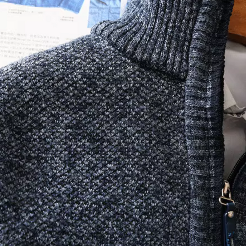 Dunkelgrauer Strickpullover mit Reißverschluss, grobe Textur, Herrenmode, Winterbekleidung.