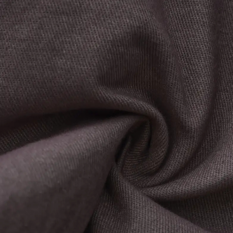 Dunkelgrauer Baumwollstoff, Nahaufnahme, weiche Textur, ideal für Bekleidung und Heimtextilien.